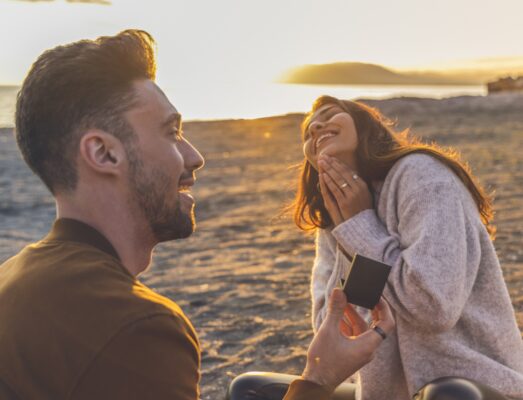 Szczęśliwa para na plaży