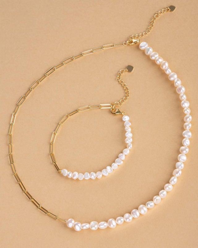 Naszyjnik z pereł otaczający bransoletkę z pereł - jak dbać o perły?